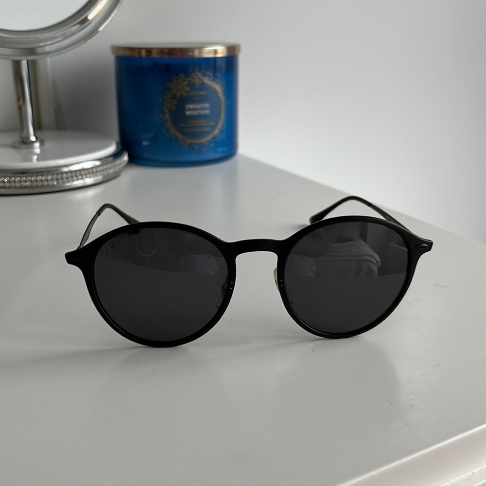 Lightweight round sunglasses